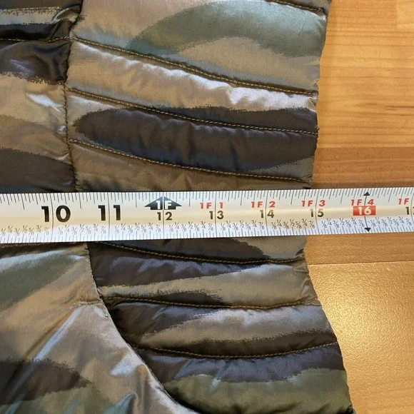 Lululemon Fluffin Awesome Puffer Vest Size 4 Full Zip Camo Goose Down Athleisure